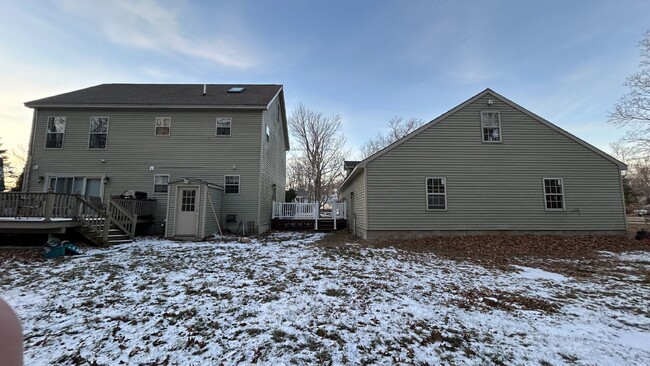 Building Photo - Beautiful 5 bedroom, 2.5 bath Colonial Home