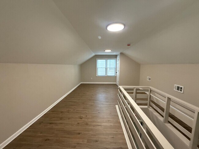Building Photo - Renovated 3-Bedroom Home – We Welcome Sect...