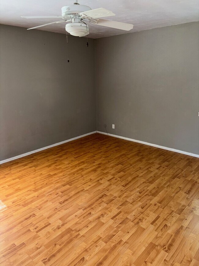 Building Photo - 3 Bedroom 2 Bathroom Georgetown Home