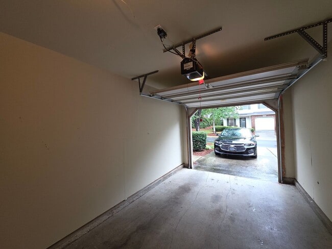 Building Photo - 9933 Birch Knoll Ct