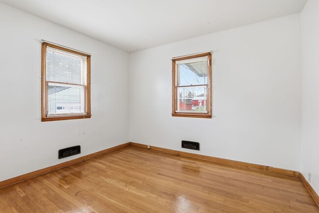 Building Photo - Charming 2-Bedroom Single Family Home Near S High St