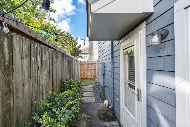 Building Photo - 1425 W 26th St