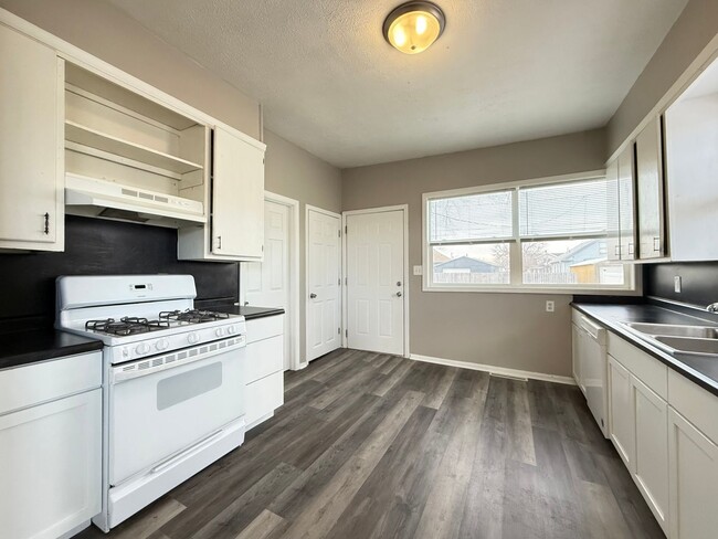 Building Photo - 3 Bedroom Home with Basement & Yard