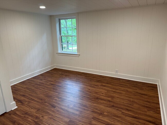 Building Photo - 185 Landor Dr