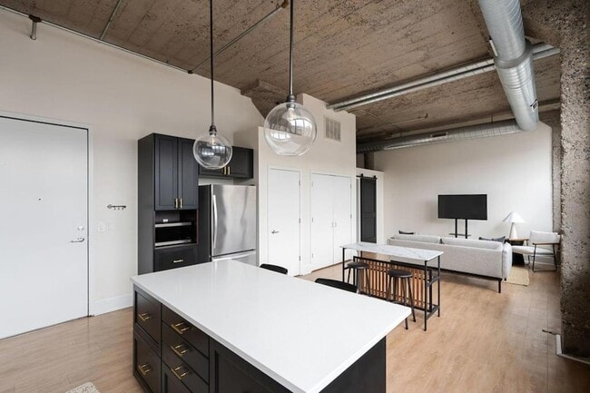 Building Photo - 521 S 7th St