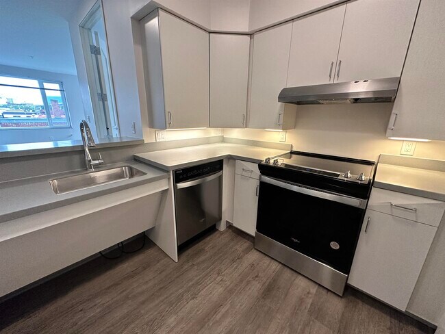 Building Photo - 409 Elm St