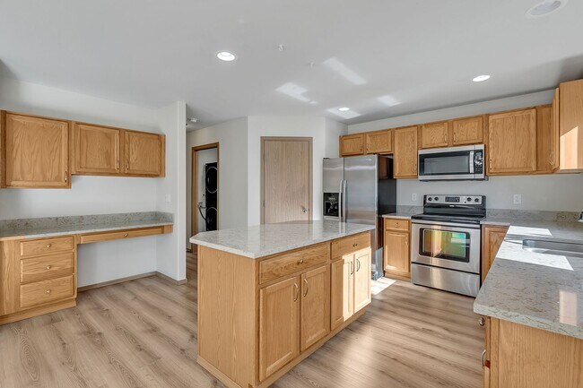 Building Photo - Beautiful Gated Home in Puyallup