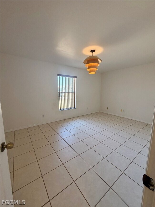 Building Photo - 4620 SW 13th Ave