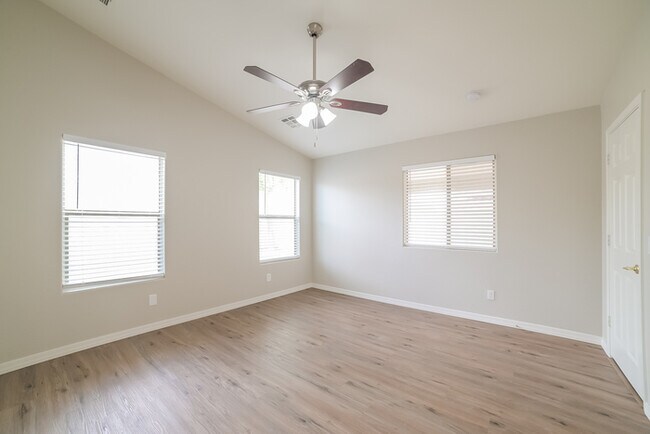 Building Photo - 6518 W Red Fox Rd
