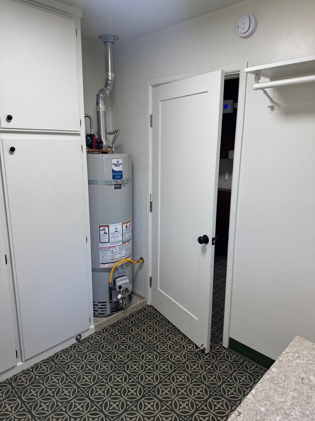 Building Photo - 2230 Alta Vista Dr