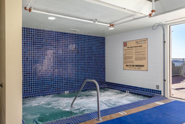Building Photo - Full Size One Bedroom with Top Floor Privacy