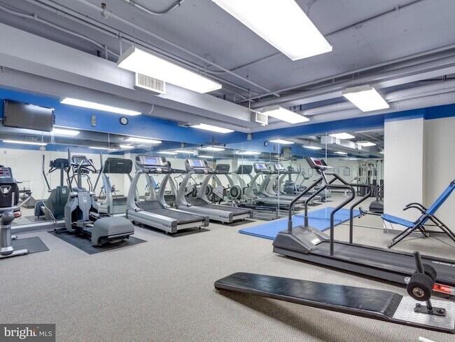 Building Photo - 2300 Pimmit Dr