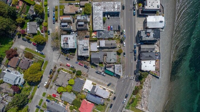 Building Photo - Beautifully Remodeled Top Floor Alki Condo with Views!