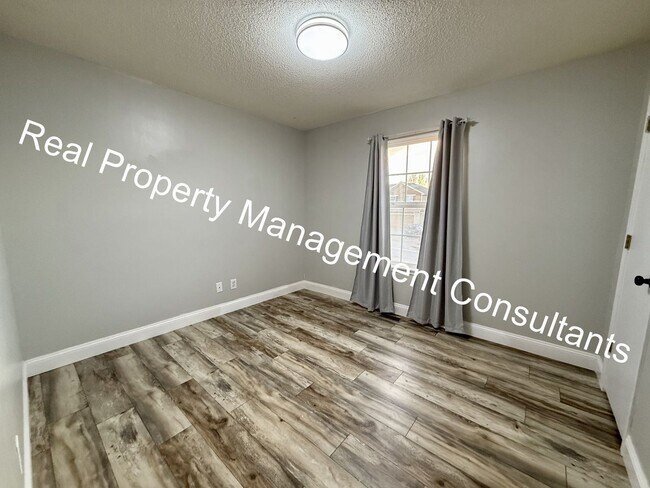 Building Photo - 4 Bedroom with Flexible Living Space!  Deposit Free Living Available via Obligo