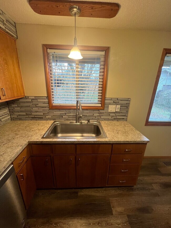 Building Photo - A great connection make all the difference!