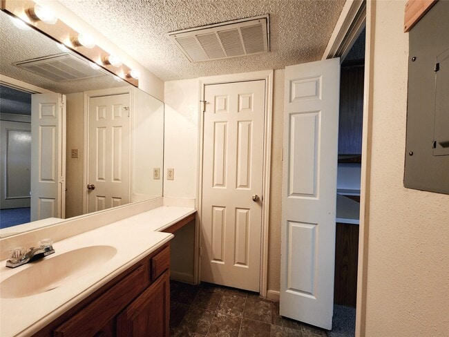Building Photo - 1311 Antoine Dr