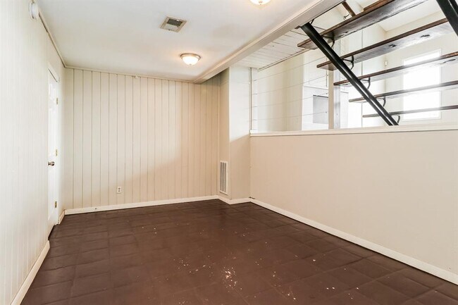 Building Photo - 2 Lakeway St