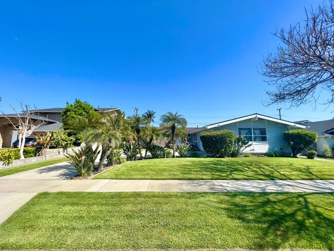 Building Photo - Spacious 3BR Single-Story Residence | Central Air, Fireplace, Private Backyard Retreat