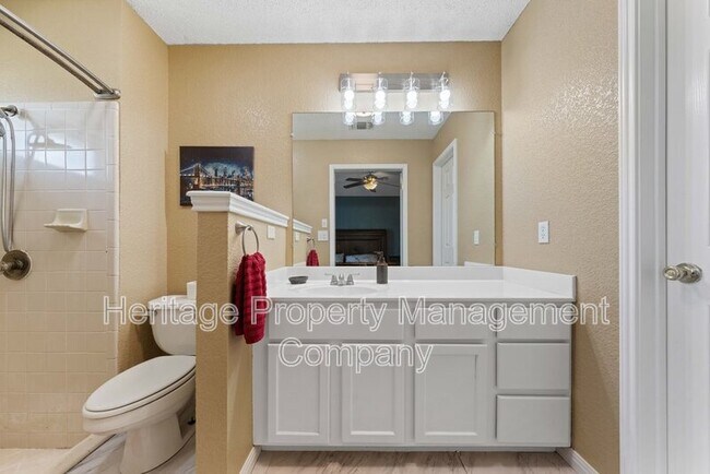 Building Photo - 1174 Mooncrest Dr