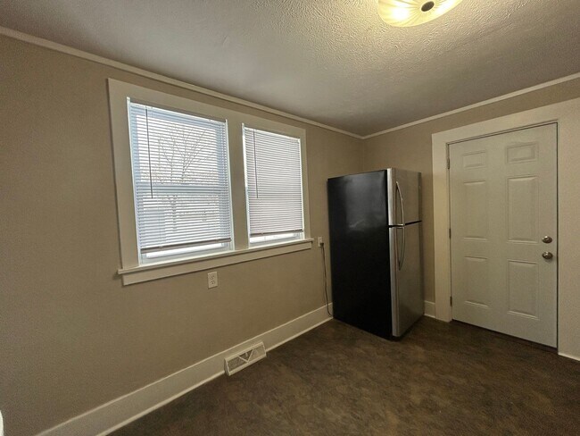 Building Photo - ** Move in Special ** Updated 3-Bedroom, 1-Bathroom Home – $1,350/Month | 1,092 Sq. Ft. | Accepti...