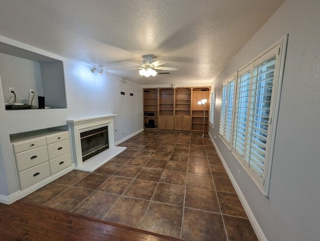 Building Photo - Beautiful 3bed 2.5bath 2 story home located in Rivergate Gated Community