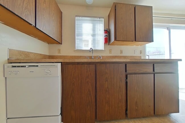 Building Photo - 2 Bed Townhouse Near Downtown with Assigned Parking