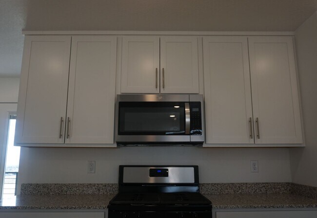 Building Photo - Layton Townhome 3 Bed 2.5 Bath