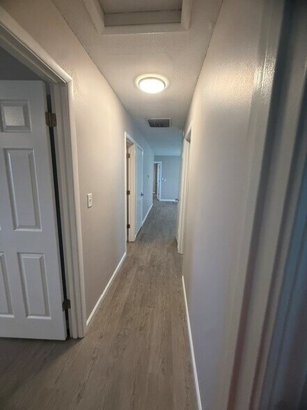 Building Photo - 1602 Kings Way