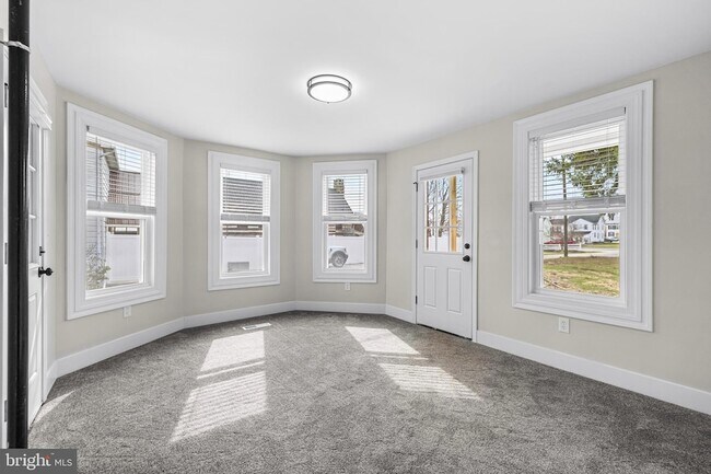 Building Photo - 320 W King St