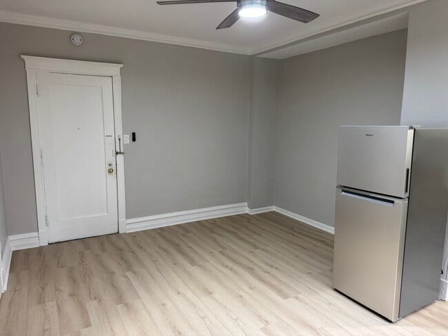 Building Photo - 4363 N Kenmore Ave