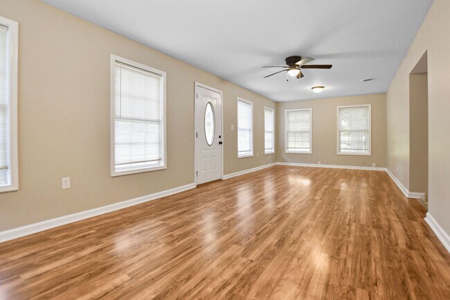 Building Photo - Pet Friendly Three Bedroom!
