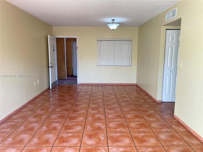 Building Photo - 6255 SW Kendale Lakes Cir