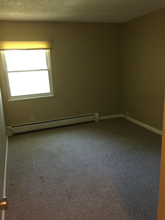 Building Photo - 501 Golden Cir