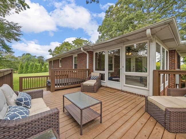 Building Photo - Immaculately Maintained 2 BR, 1 BA Short-Term Rental in Greer NO APPLICATION FEE if APPROVED