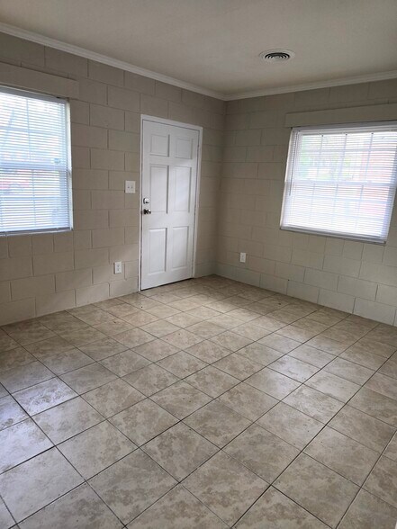 Building Photo - 830 E Lenoir St