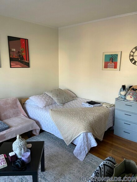 Building Photo - 349 Pleasant St