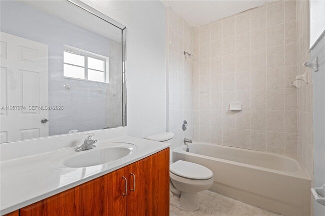 Building Photo - 865 SW 6th Ct