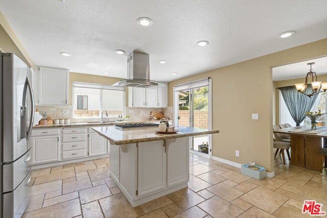 Building Photo - 683 Triunfo Canyon Rd
