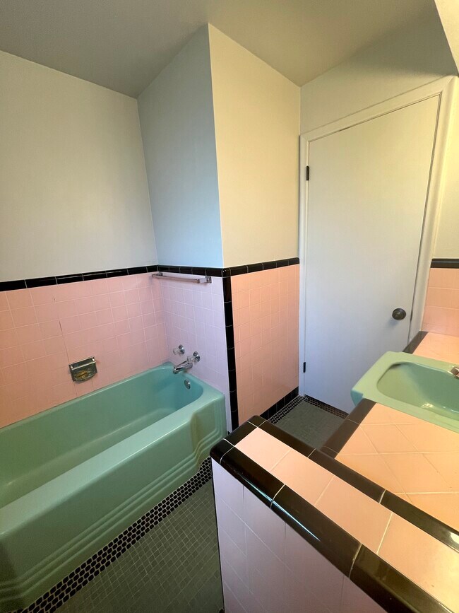 Building Photo - 325 W Center St