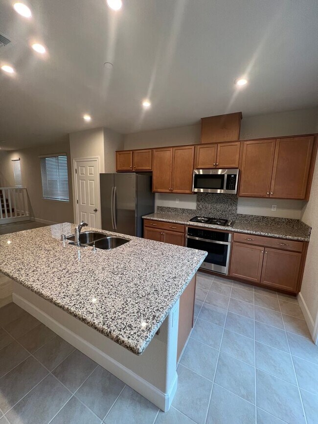 Building Photo - Newer 4 Bedroom Solar Home in Rocklin! Easy Access to I-80!