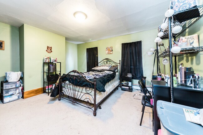 Building Photo - AVAILABLE MAY  - 2 Bedroom 1.5 bathroom Ho...