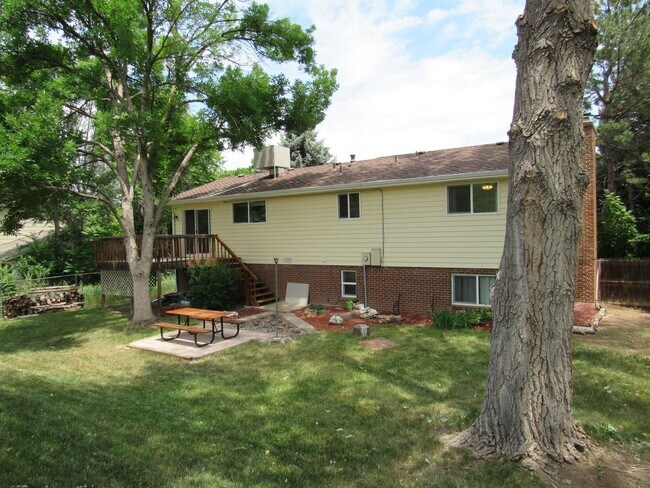Building Photo - Spacious Bi Level home backing to open space