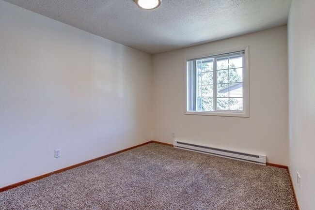 Building Photo - Spacious 3 bedroom 1.5 bath townhome Hillsboro!