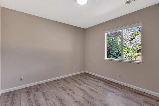 Building Photo - Beautifully Remodeled 4 Bedroom (+ bonus room and closet) 2 Bathroom Mountain View Home!