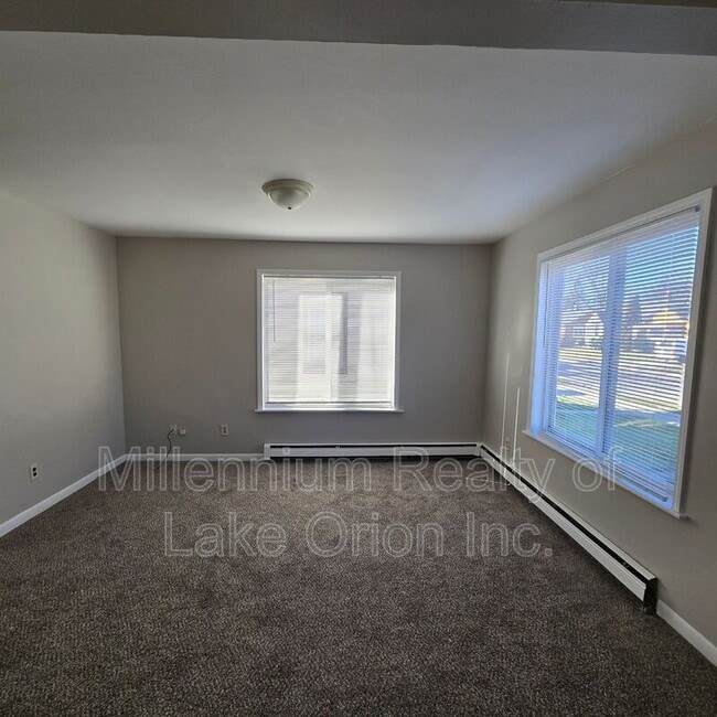 Building Photo - 644 E Meyers Ave