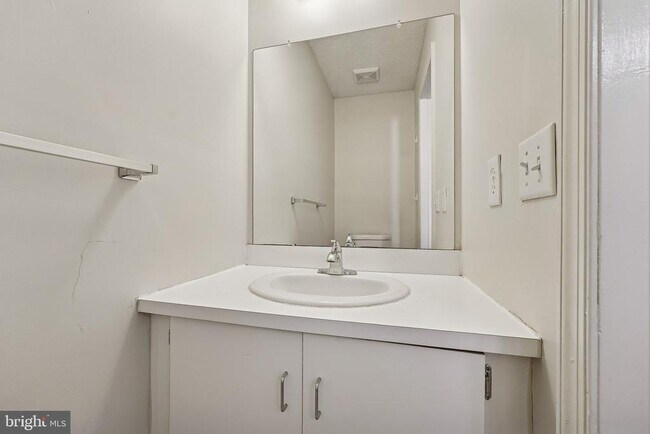 Building Photo - 8 Marsh Ct