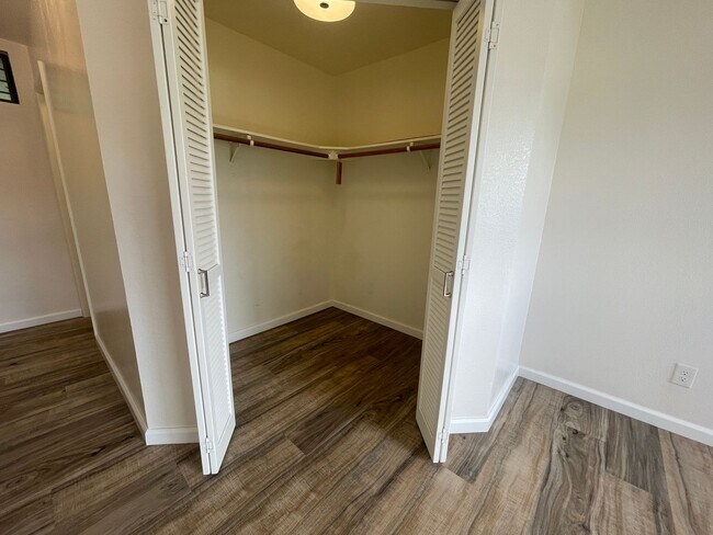 Building Photo - Beautiful 2 bedroom, 2 bath townhome