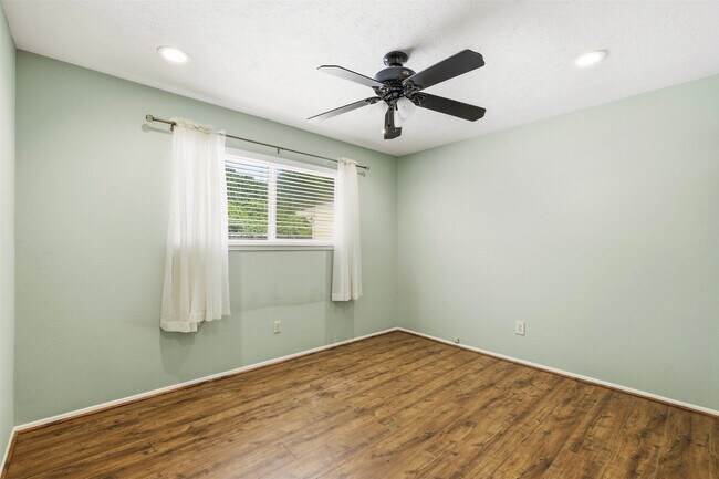 Building Photo - 3807 Glenwood Springs Dr