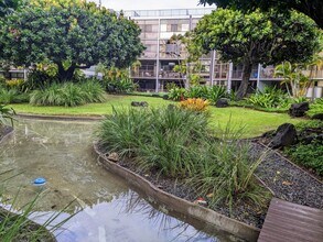 Building Photo - 3 bedrooms, 2 full bathrooms Quiet End Unit