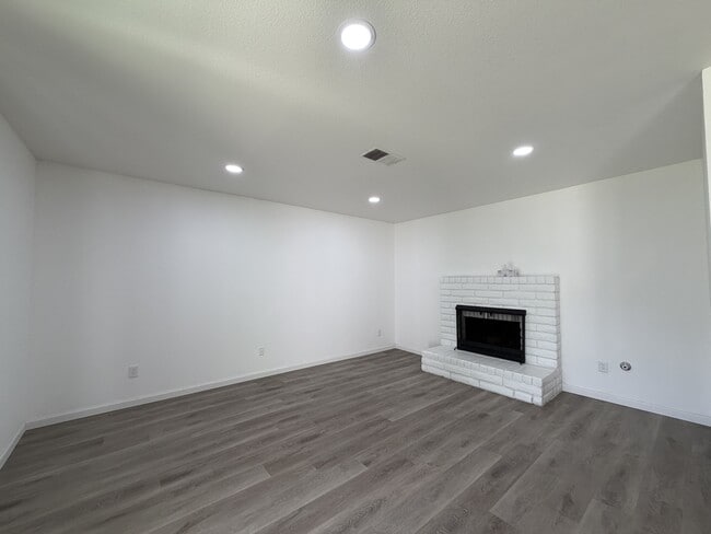 Building Photo - 2616 Casita Dr